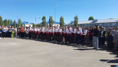 В Пестречинской школе 1 прошла торжественная линейка, где прозвенел последний звонок