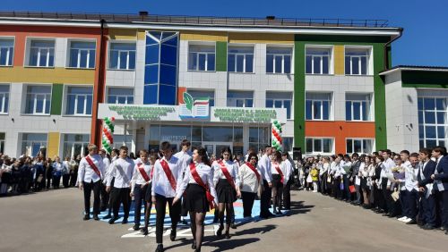 В Пестречинской школе 1 прошла торжественная линейка, где прозвенел последний звонок