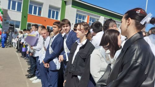 В Пестречинской школе 1 прошла торжественная линейка, где прозвенел последний звонок