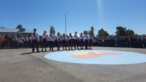 В Пестречинской школе 1 прошла торжественная линейка, где прозвенел последний звонок