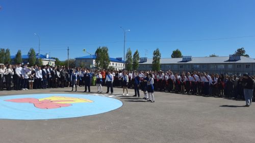 В Пестречинской школе 1 прошла торжественная линейка, где прозвенел последний звонок
