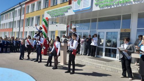 В Пестречинской школе 1 прошла торжественная линейка, где прозвенел последний звонок