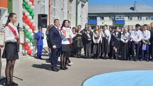 В Пестречинской школе 1 прошла торжественная линейка, где прозвенел последний звонок