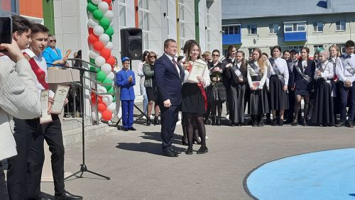 В Пестречинской школе 1 прошла торжественная линейка, где прозвенел последний звонок
