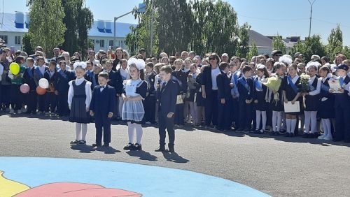В Пестречинской школе 1 прошла торжественная линейка, где прозвенел последний звонок