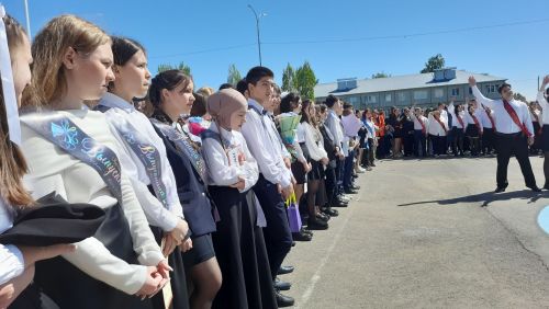 В Пестречинской школе 1 прошла торжественная линейка, где прозвенел последний звонок