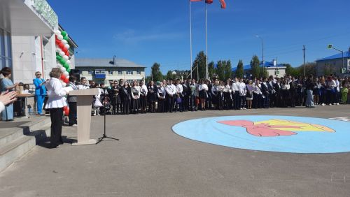 В Пестречинской школе 1 прошла торжественная линейка, где прозвенел последний звонок
