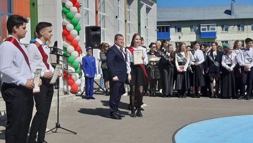 В Пестречинской школе 1 прошла торжественная линейка, где прозвенел последний звонок