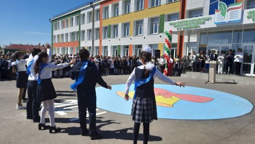 В Пестречинской школе 1 прошла торжественная линейка, где прозвенел последний звонок