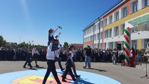 В Пестречинской школе 1 прошла торжественная линейка, где прозвенел последний звонок