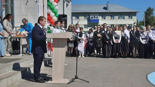 В Пестречинской школе 1 прошла торжественная линейка, где прозвенел последний звонок