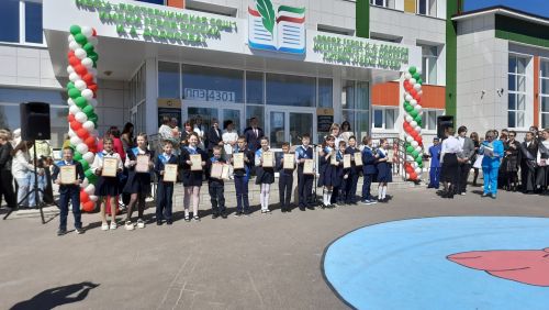 В Пестречинской школе 1 прошла торжественная линейка, где прозвенел последний звонок