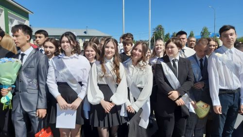 В Пестречинской школе 1 прошла торжественная линейка, где прозвенел последний звонок