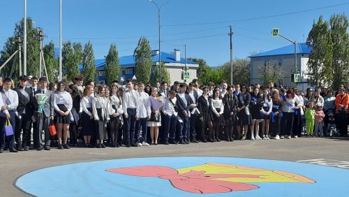 В Пестречинской школе 1 прошла торжественная линейка, где прозвенел последний звонок