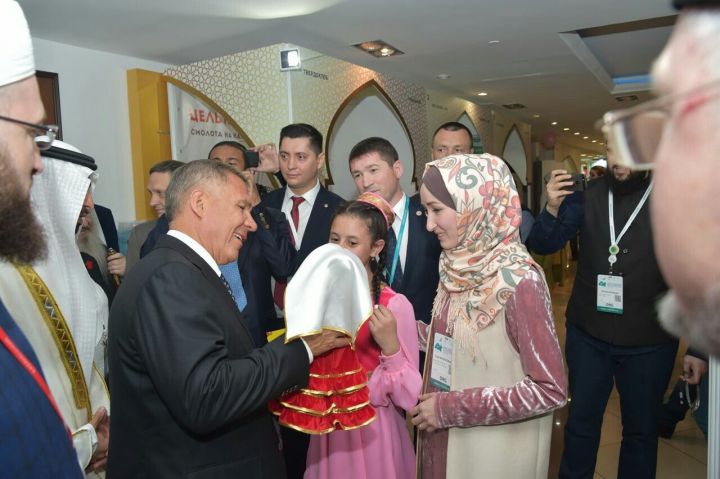 Эльза Сагирова из села Богородское презентовала Президенту Республики необычную куклу, в мусульманском наряде ручной работы