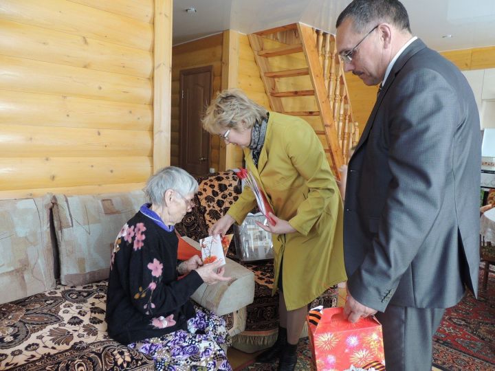 Пестречинские ветераны Великой Отечественной войны и труженики тыла продолжают получать поздравления и подарки