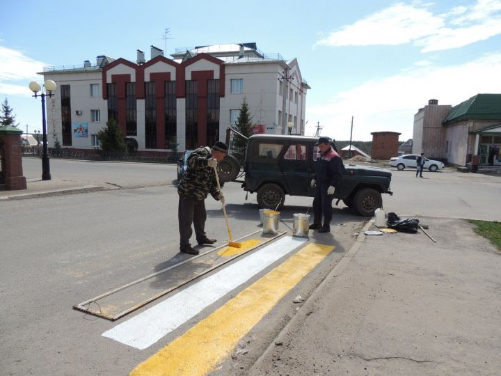 Сотрудники МУП «ЦКС», как только позволила погода, вышли на субботник