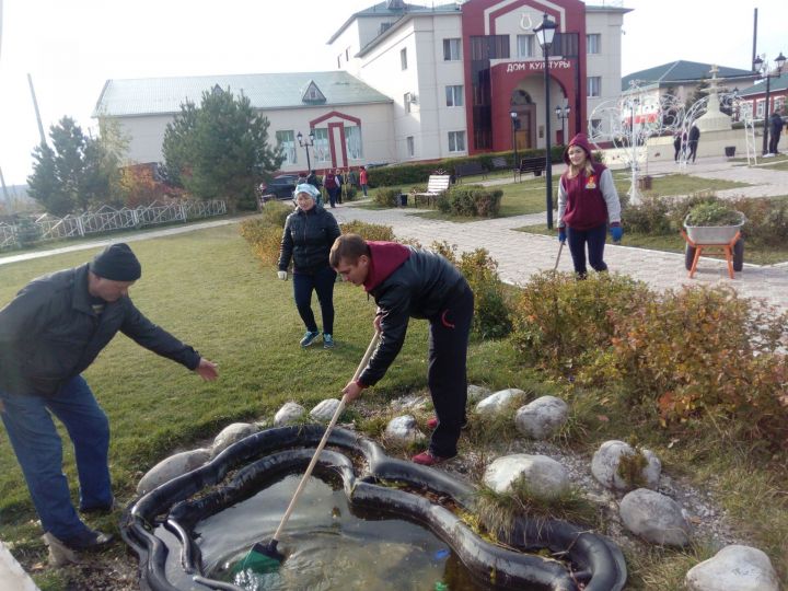 Работники культуры Пестречинского района наводили порядок и чистоту в парке Молодоженов