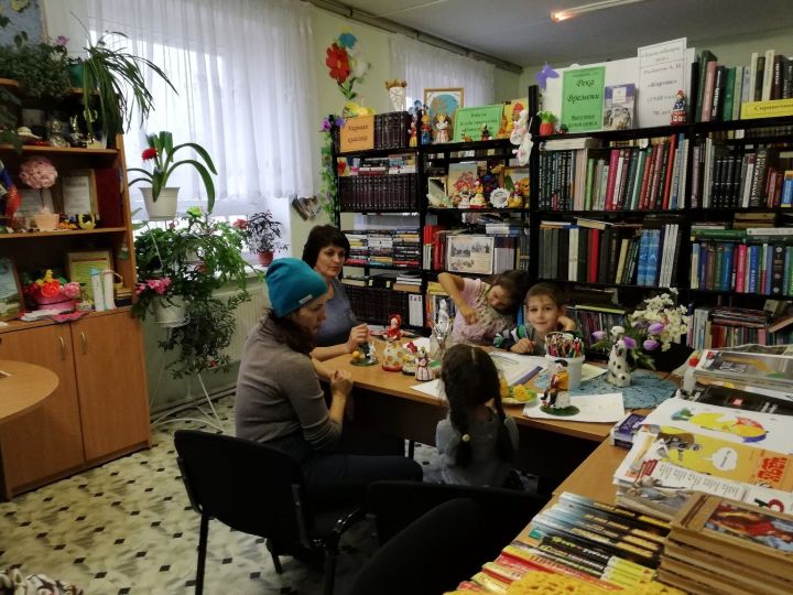 В Кулаевской сельской библиотеке прошёл познавательный час «Крепкая семья – крепкое государство»