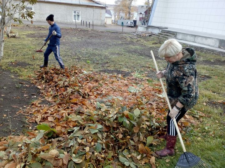 Работники культуры села Кощаково свой рабочий день начали с уборки приклубной территории
