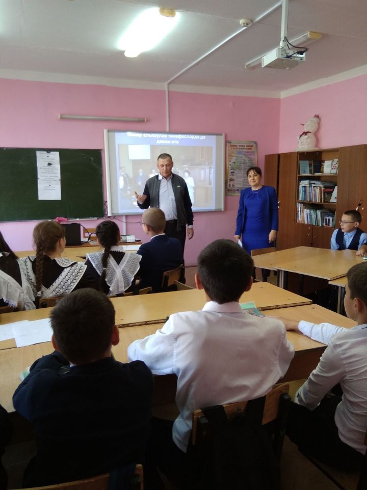 В Шалинской школе прошел парламентский урок с участием депутата сельского поселения