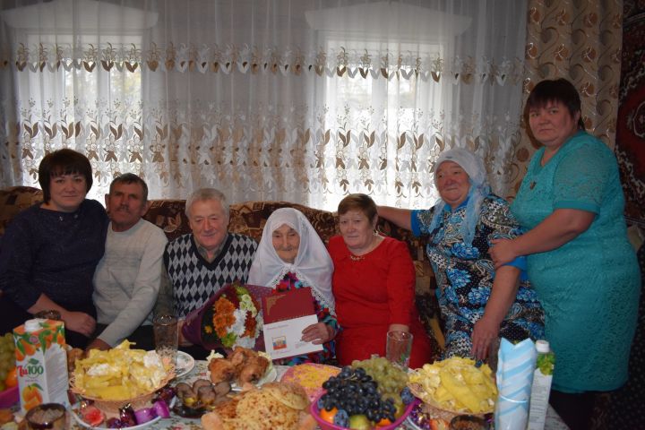 Долгожительница села Шали Гарипова Хазар Мирзахасановна отметила свой юбилей – ей исполнилось 90 лет