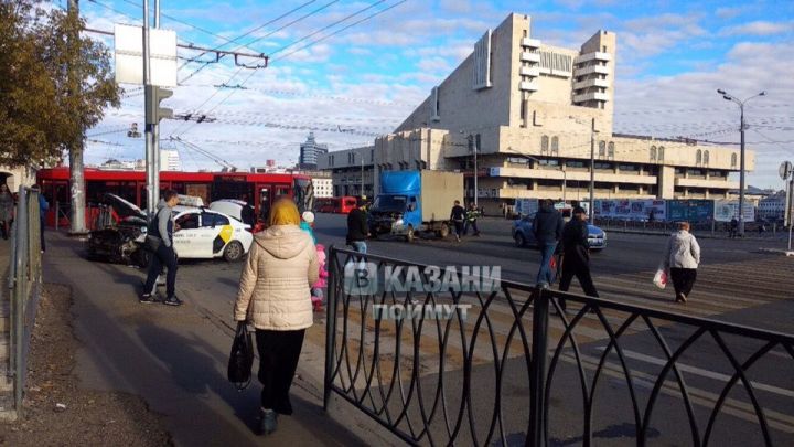 Такси влетело в «ГАЗель» у театра Камала в Казани