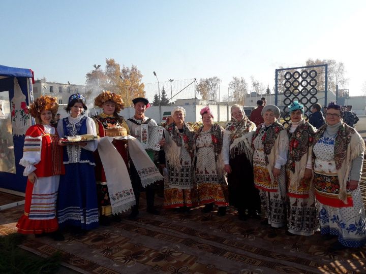 Пестречинские ансамбли участвовали в ярмарке-фестивале "Дары осени"