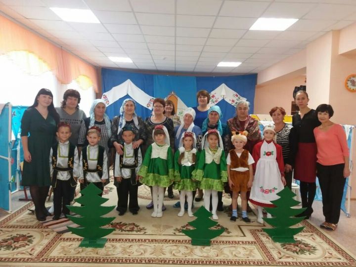В МБДОУ Пестречинском детском саду N2 "Айгуль" прошел праздник посвященный "Дню пожилых людей".