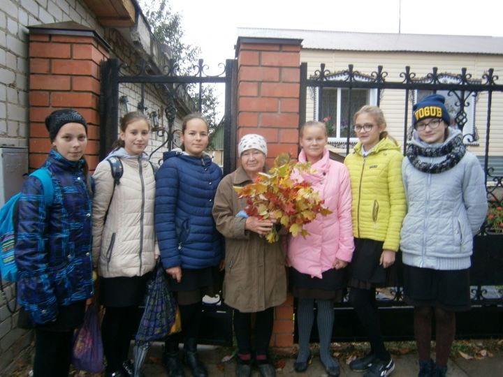 Ученики Шигалеевской школы поздравили учителей ветеранов с праздником