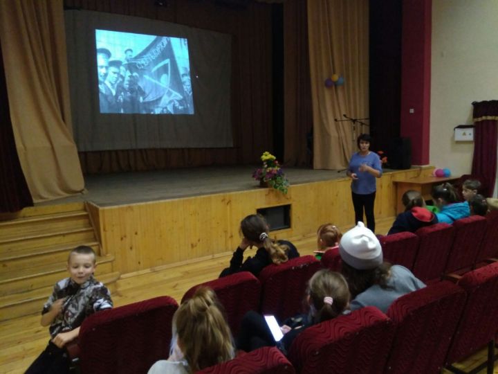 Ученикам Кулаевской школы показали презентацию «По страницам Октябрьской революции»