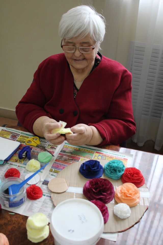 Пестречинка Татьяна Александровна Беляева любит делать цветы из бумажных салфеток