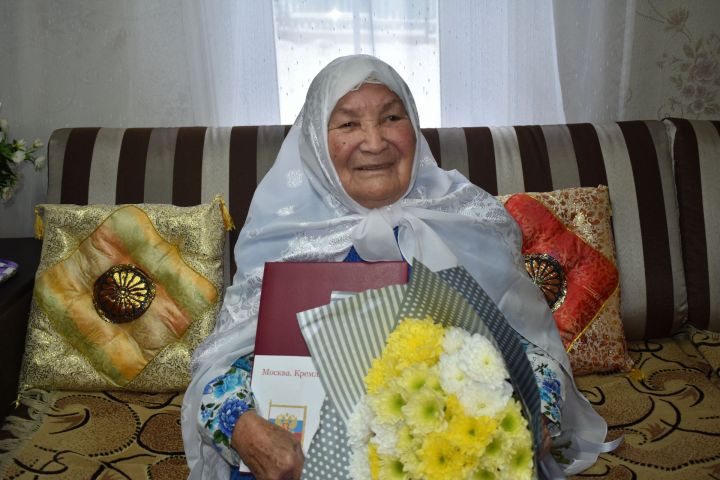 Таскира Зарипова отмечает свой 90-летний юбилей