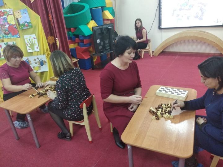 Как обучать пестречинских малышей играть в шахматы?