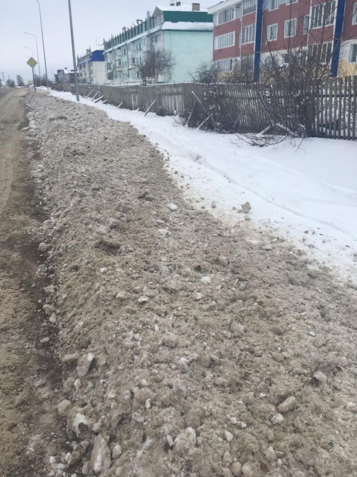 Дорогу пешехода завалили снегом