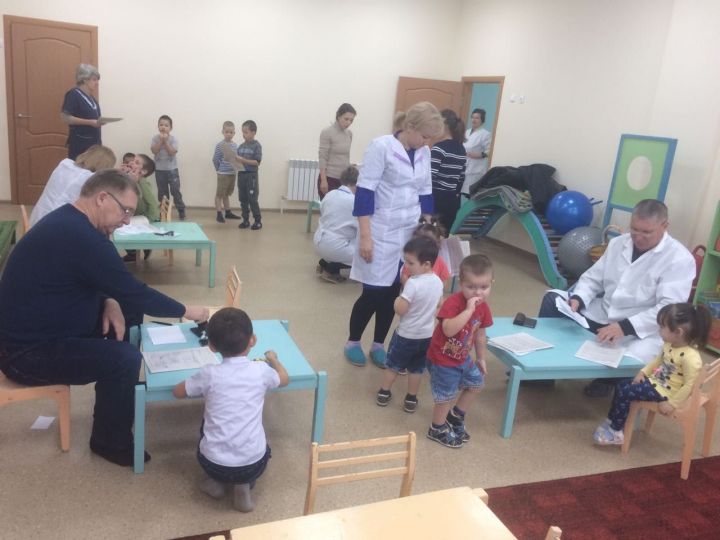 Сегодня в Кулаевском детском саду «Колокольчик» высадился десант врачей из ГАУЗ «Пестречинская ЦРБ»