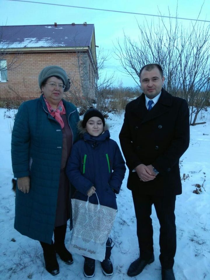 Пестречинские дети получили подарки от Рафката Кантюкова