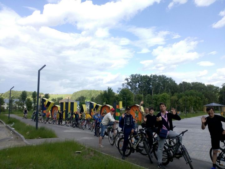 Участники велопробега в Кощаково получили сладкий подарок