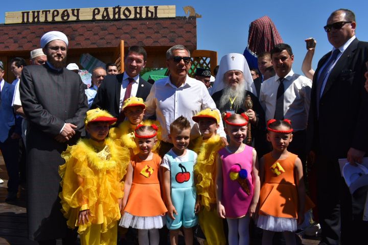 Пестречинское подворье на казанском Сабантуе посетил Президент Республики