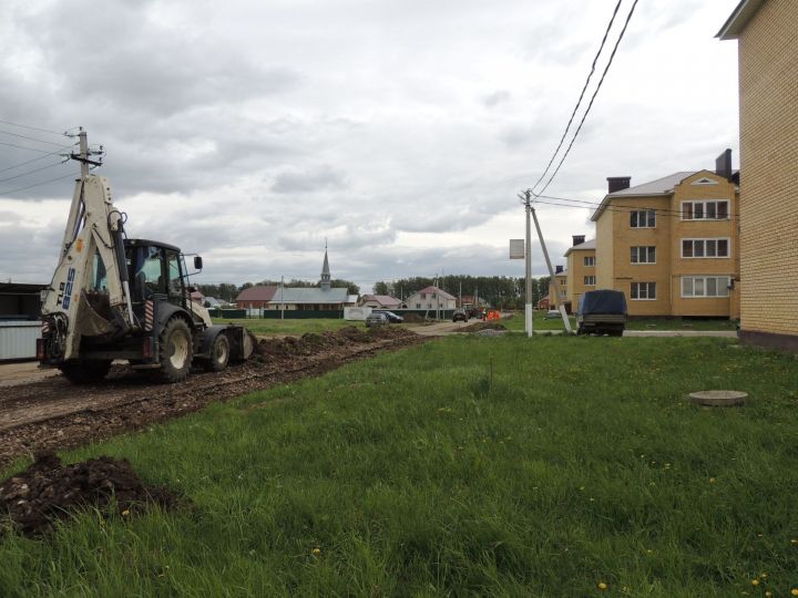 В поселке Осиновский обустраивают тротуар