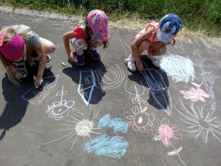 В Кощаково дети нарисовали большую картину на асфальте
