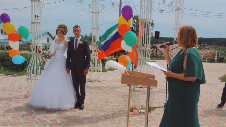 Свадьбами и вручением подарков отметили в Пестрецах самый семейный праздник