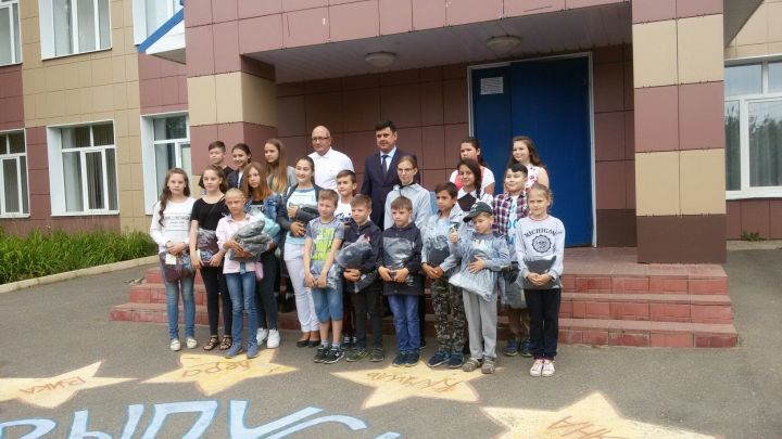 В благотворительной акции участие приняли и учителя второй школы Пестрецов