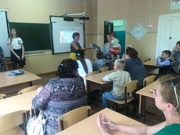 Питрәч укучылары бүләккә спорт киемнәре алдылар