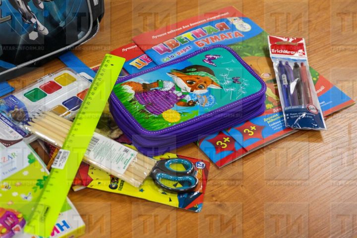 В Кабмине РТ будущим первоклассникам вручили портфели со школьными принадлежностями
