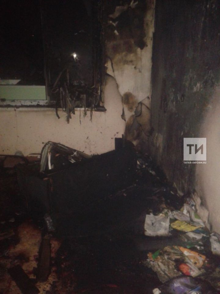 В Татарстане сотрудники МЧС спасли трех человек из горящей пятиэтажки