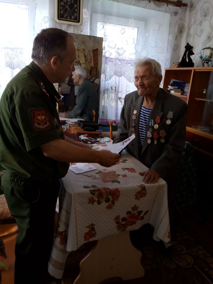 Николая Михайлова – пестречинца, ветерана войны поздравили с 75-ой годовщиной победы в Курской битве.
