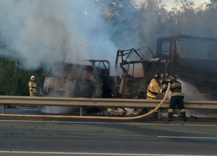 Из-за аварии с горящими грузовиками на трассе М7 закрыто движение