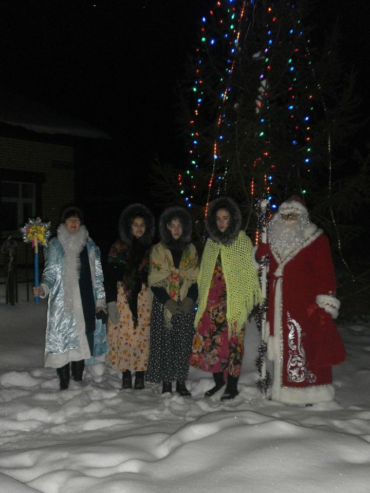 Жителей села Карповки Дед Мороз и Снегурочка поздравляли со Старым Новым Годом