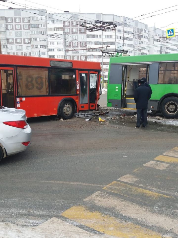 В Казани сняли на видео столкновение автобуса и троллейбуса